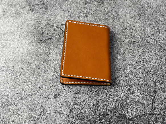 【手縫】本革窓付きカードケース（キャメル色革×黒縁）生成り糸【免許証,定期入れ,社員証などに】 7枚目の画像