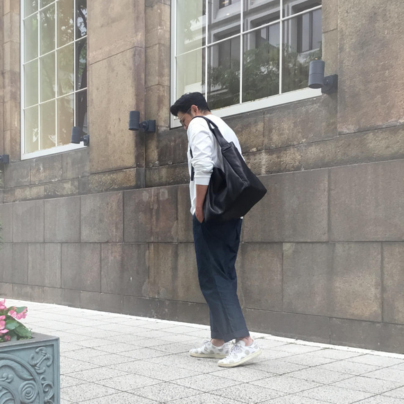 Ｌサイズ。大容量で軽量！馬革ワンショルダー肩掛け2wayトートバッグ ／レスデザイン-Less Less シワ よろしくお願いいたします