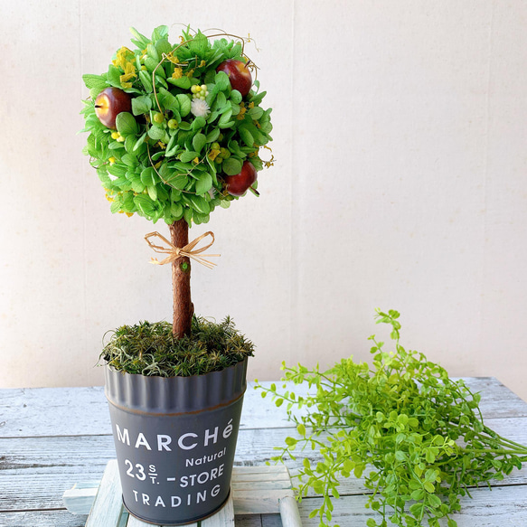 玄関ドアに 白とピンクのお花のかわいらしい色合いのウェルカム