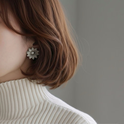 お呼ばれにも◎マーガレット・グレー　ビーズフラワーピアス(イヤリング) 10枚目の画像