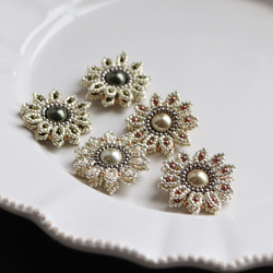 お呼ばれにも◎マーガレット・グレー　ビーズフラワーピアス(イヤリング) 9枚目の画像