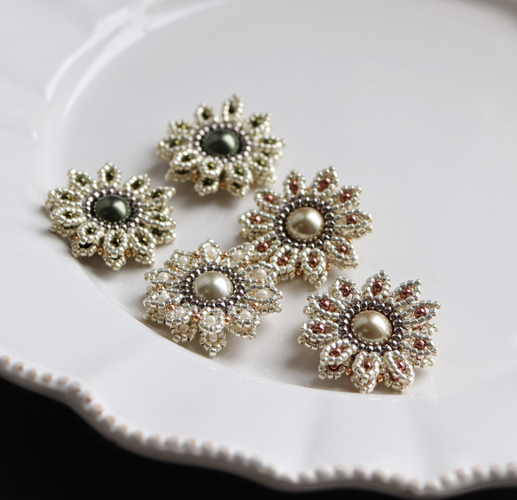 お呼ばれにも◎マーガレット・グレー　ビーズフラワーピアス(イヤリング) 9枚目の画像