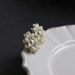 お呼ばれにも◎マーガレット・グレー　ビーズフラワーピアス(イヤリング) 4枚目の画像