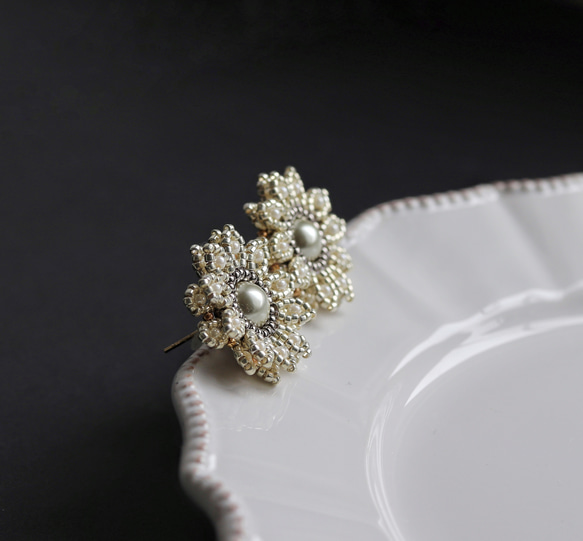 お呼ばれにも◎マーガレット・グレー　ビーズフラワーピアス(イヤリング) 4枚目の画像