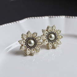 お呼ばれにも◎マーガレット・グレー　ビーズフラワーピアス(イヤリング) 2枚目の画像