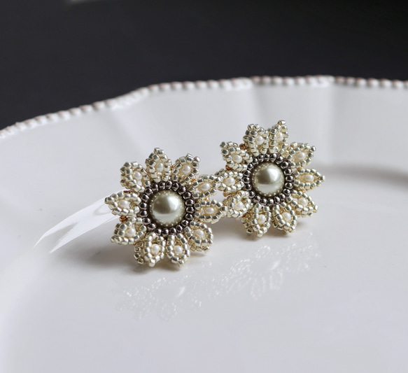 お呼ばれにも◎マーガレット・グレー　ビーズフラワーピアス(イヤリング) 2枚目の画像