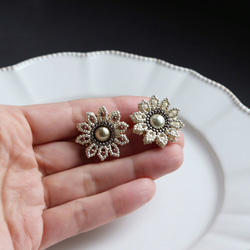 お呼ばれにも◎マーガレット・グレー　ビーズフラワーピアス(イヤリング) 8枚目の画像