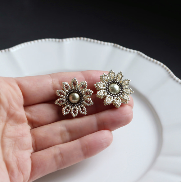お呼ばれにも◎マーガレット・グレー　ビーズフラワーピアス(イヤリング) 8枚目の画像