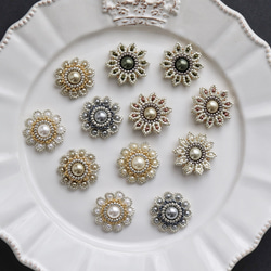 お呼ばれにも◎マーガレット・グレー　ビーズフラワーピアス(イヤリング) 14枚目の画像