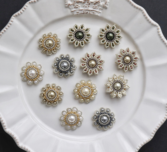 お呼ばれにも◎マーガレット・グレー　ビーズフラワーピアス(イヤリング) 14枚目の画像