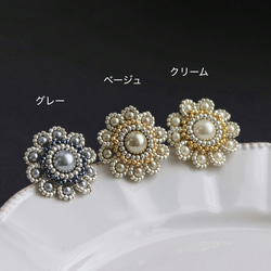 お呼ばれにも◎マーガレット・グレー　ビーズフラワーピアス(イヤリング) 16枚目の画像