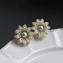 お呼ばれにも◎マーガレット・グレー　ビーズフラワーピアス(イヤリング) 3枚目の画像