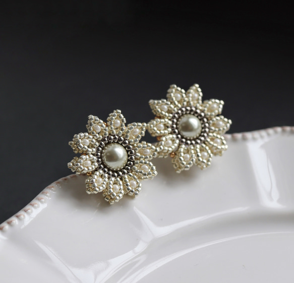 お呼ばれにも◎マーガレット・グレー　ビーズフラワーピアス(イヤリング) 3枚目の画像