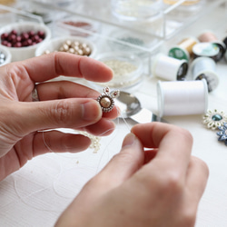 お呼ばれにも◎マーガレット・グレー　ビーズフラワーピアス(イヤリング) 12枚目の画像