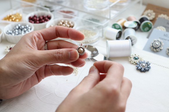 お呼ばれにも◎マーガレット・グレー　ビーズフラワーピアス(イヤリング) 12枚目の画像