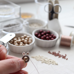 お呼ばれにも◎マーガレット・グレー　ビーズフラワーピアス(イヤリング) 13枚目の画像