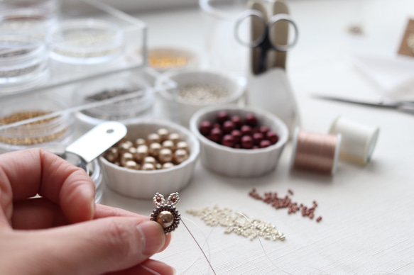 お呼ばれにも◎マーガレット・グレー　ビーズフラワーピアス(イヤリング) 13枚目の画像