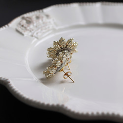 お呼ばれにも◎マーガレット・グレー　ビーズフラワーピアス(イヤリング) 5枚目の画像