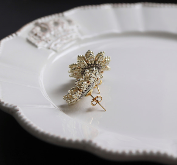 お呼ばれにも◎マーガレット・グレー　ビーズフラワーピアス(イヤリング) 5枚目の画像