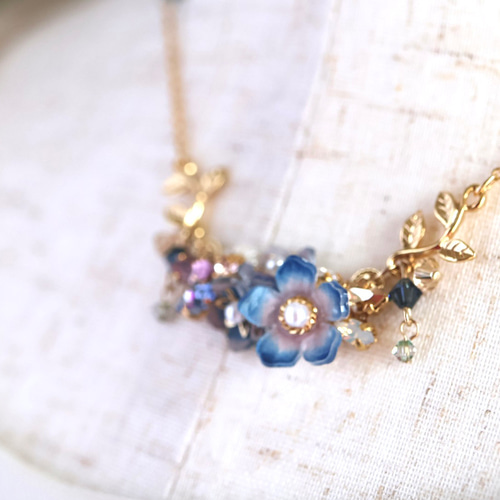 クラシックブルーの花とbijou＊葉っぱの華やかネックレス （青、ブルー