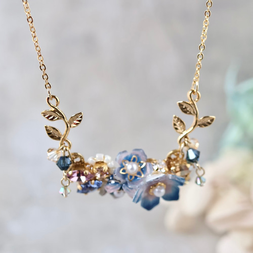 クラシックブルーの花とbijou＊葉っぱの華やかネックレス （青、ブルー