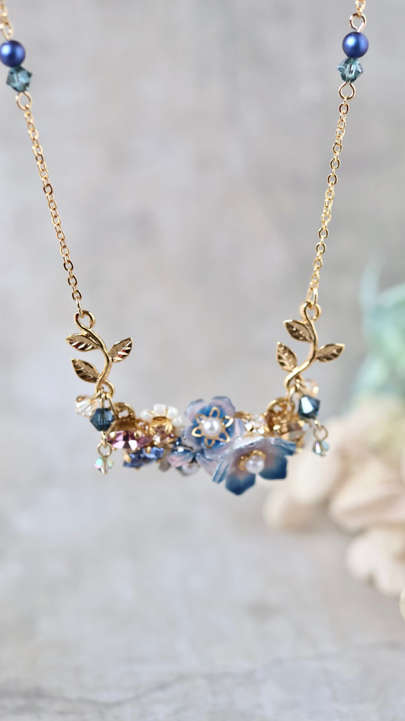 クラシックブルーの花とbijou＊葉っぱの華やかネックレス （青、ブルー