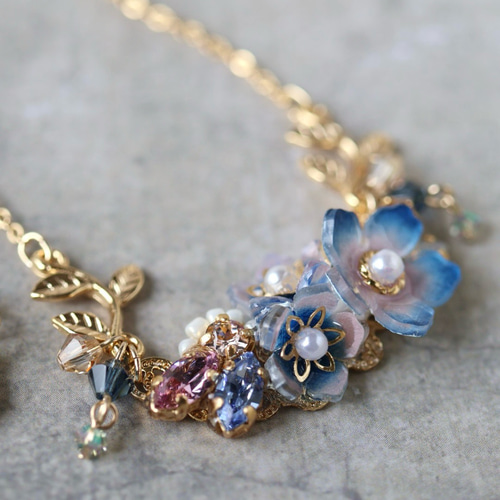 Haatネイビーの葉っぱモチーフロングネックレス2本1組 クラシックブルーの花とbijou＊葉っぱの華やかネックレス （青、ブルー