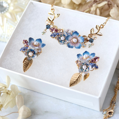 クラシックブルーの花とbijou＊葉っぱの華やかネックレス （青、ブルー