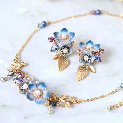 クラシックブルーの花とbijou＊葉っぱの華やかネックレス （青、ブルー