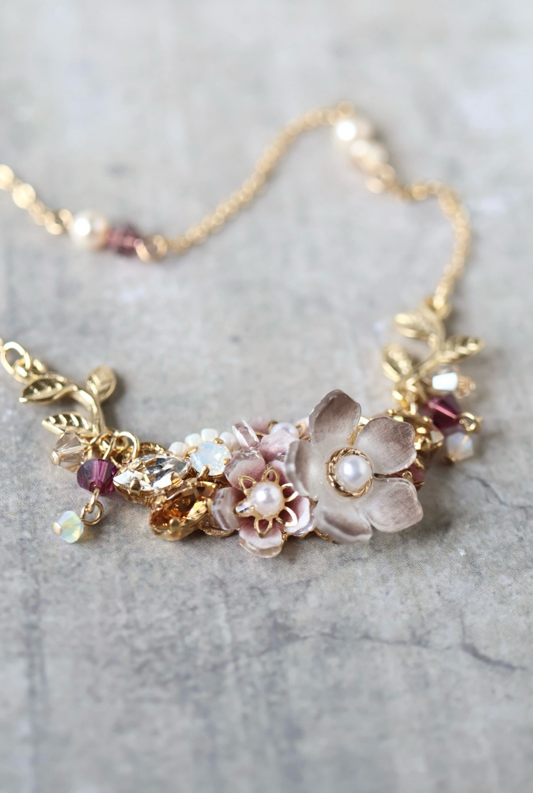 くすみ色の花とbijou＊葉っぱの華やかネックレス　（くすみカラー、ベージュ、ブラウン）