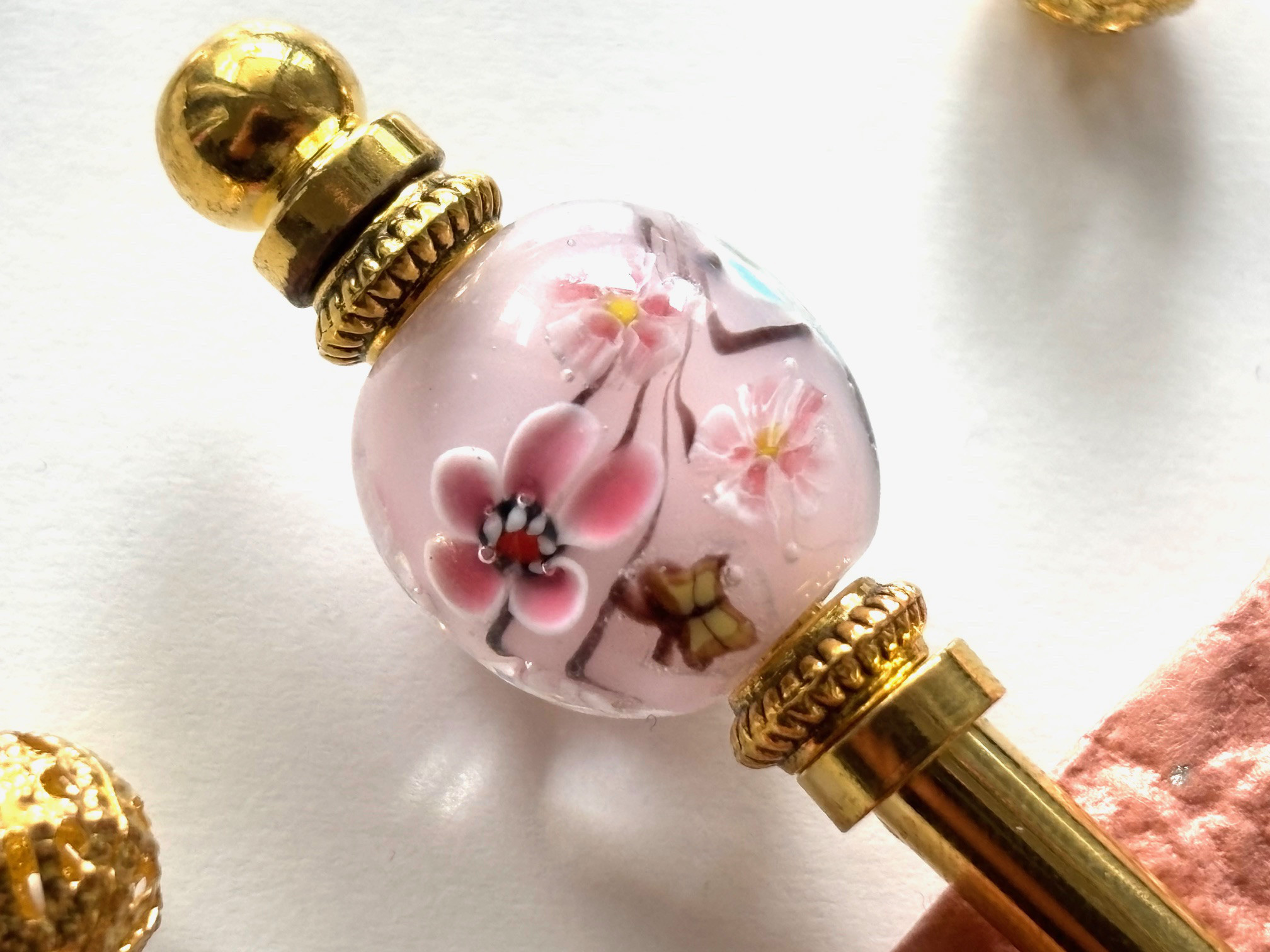 かんざし　ピンクと水色の花と蝶のとんぼ玉　春夏　ゴールド　一本挿し　一本簪　和風　ガラス