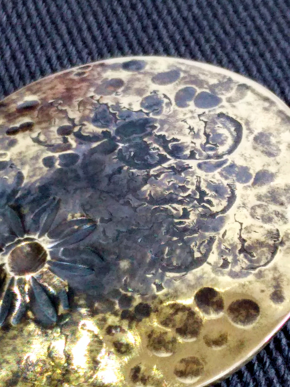 しんちゅう満月ブローチ　月　名月　満月　真鍮　ブラス　ブローチ　アクセント　 3枚目の画像