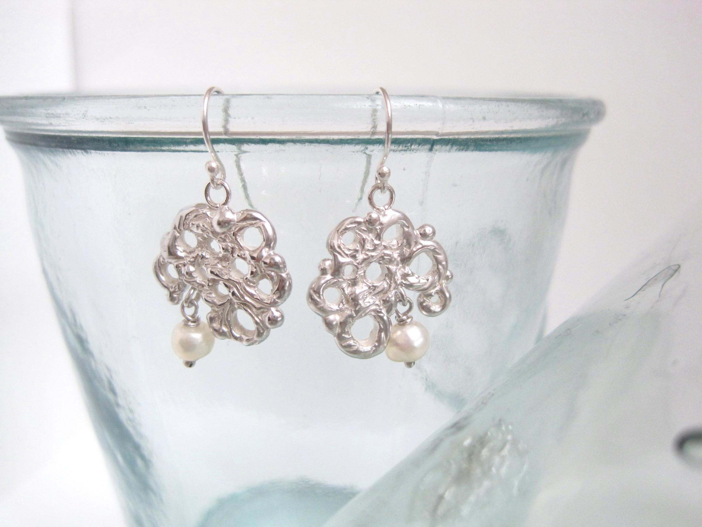 小さな淡水パールがゆれる、あぶくモチーフのシルバー・フックピアス"Schiuma tonda"