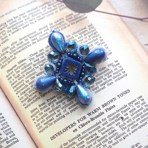 限定1点】青いタティングレースのブローチ（青/ブルー/ビーズ刺繍 