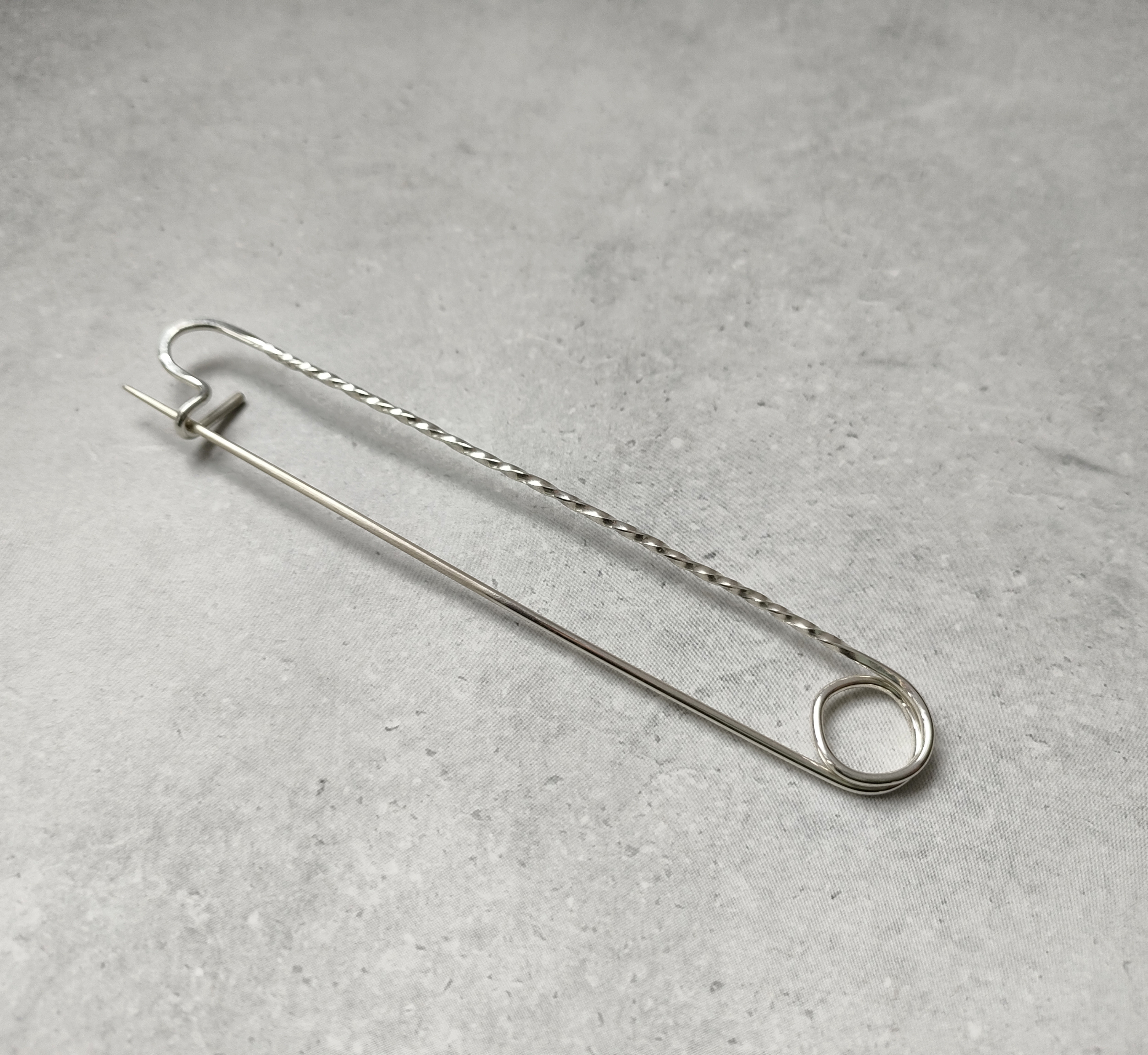 細ねじり銀ストールピン