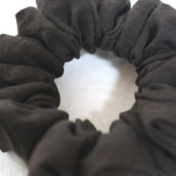 リネンのシュシュ...焦げ茶＊ゴム穴付き 3枚目の画像