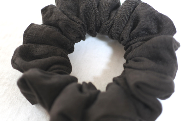 リネンのシュシュ...焦げ茶＊ゴム穴付き 3枚目の画像