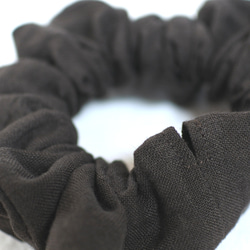 リネンのシュシュ...焦げ茶＊ゴム穴付き 4枚目の画像