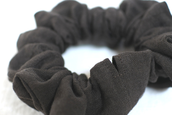 リネンのシュシュ...焦げ茶＊ゴム穴付き 4枚目の画像