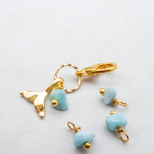 幸運のお守り ホエールテイル ラリマー チャーム めじるしアクセサリー