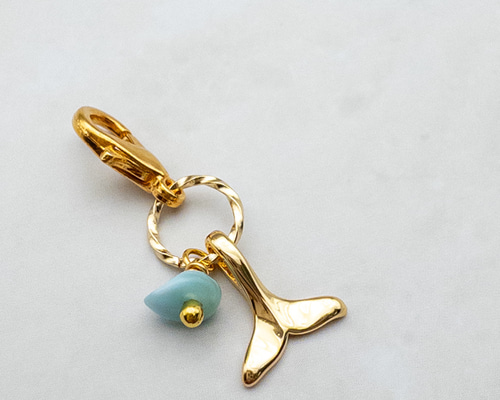 幸運のお守り ホエールテイル ラリマー チャーム めじるしアクセサリー