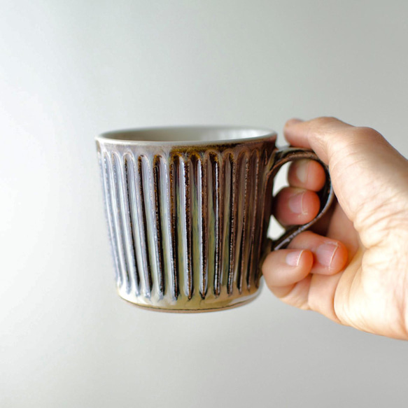 【再販】飴釉しのぎマグカップ(沖縄のやちむん 壺屋焼) 6枚目の画像