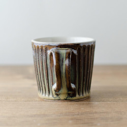 【再販】飴釉しのぎマグカップ(沖縄のやちむん 壺屋焼) 3枚目の画像