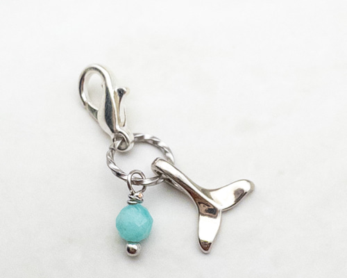 幸運のお守り ホエールテイル アマゾナイト チャーム めじるし