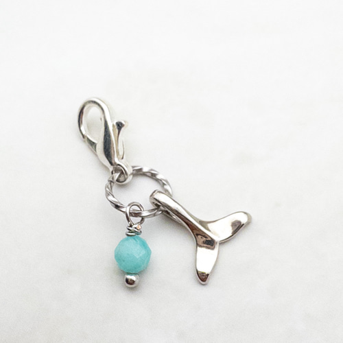 幸運のお守り ホエールテイル アマゾナイト チャーム めじるし