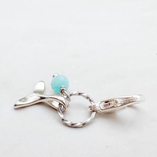 幸運のお守り ホエールテイル アマゾナイト チャーム めじるし