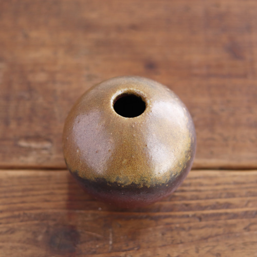 備前焼　陶器製フラワーベース 茶色 備前焼 小さな丸い一輪挿し【胡麻】【D】 【陶器・花器・花入れ