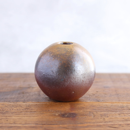 備前焼　陶器製フラワーベース 茶色 備前焼 小さな丸い一輪挿し【胡麻】【D】 【陶器・花器・花入れ