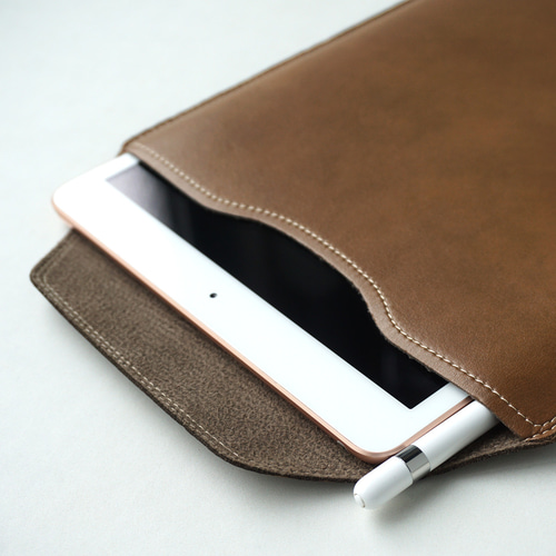 極美品 クロエ iPadケース タブレットケース 茶色系 レザー 保存袋付 ① 封筒型タブレットケース iPad Apple Pencil 書類 (IPADU) 日本製
