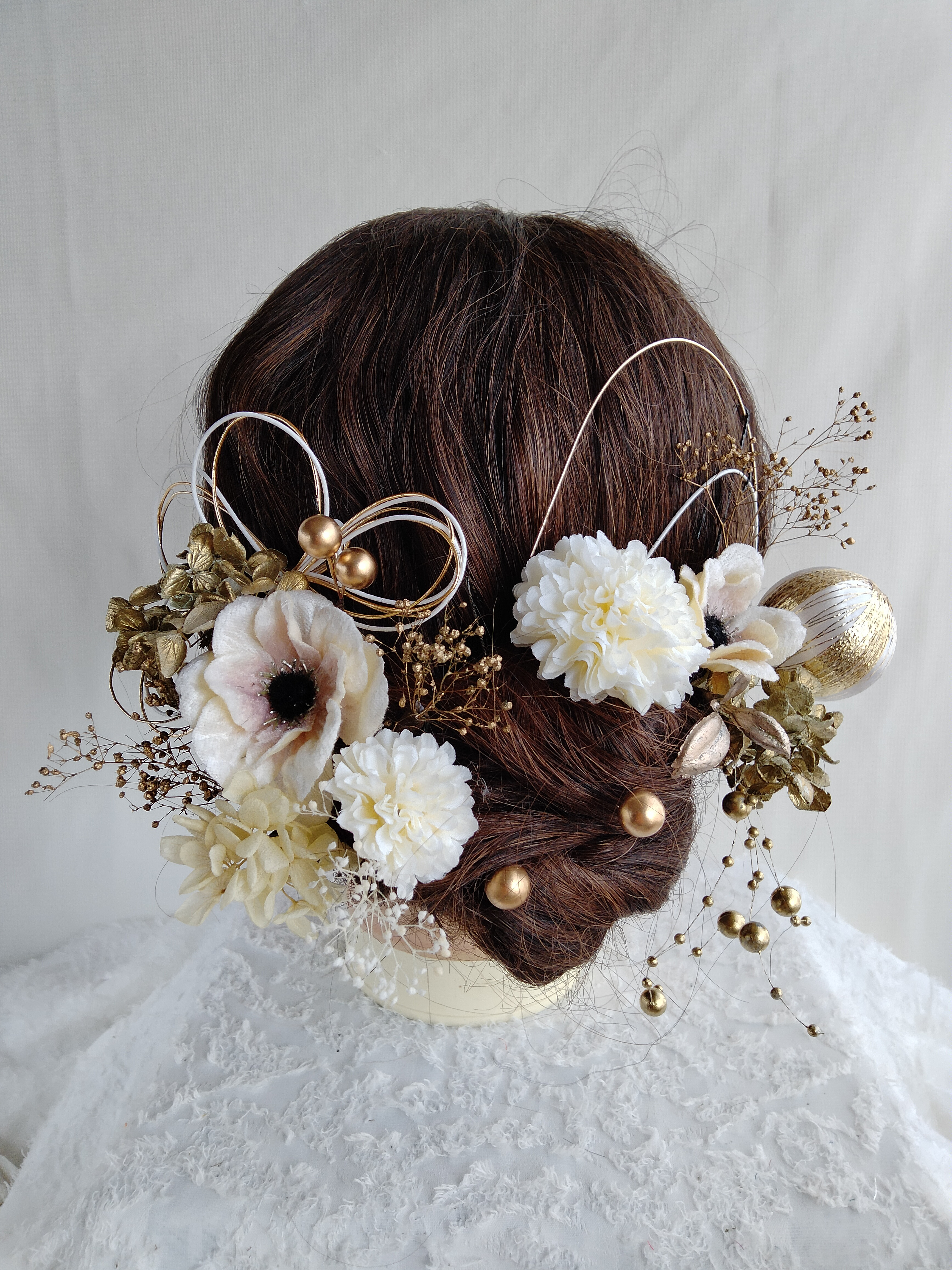 ゴールドホワイトのアネモネの髪かざり　白無垢　水引　水引き　水引アレンジ　水引きアレンジ　髪飾り　ドライフラワー　白無垢